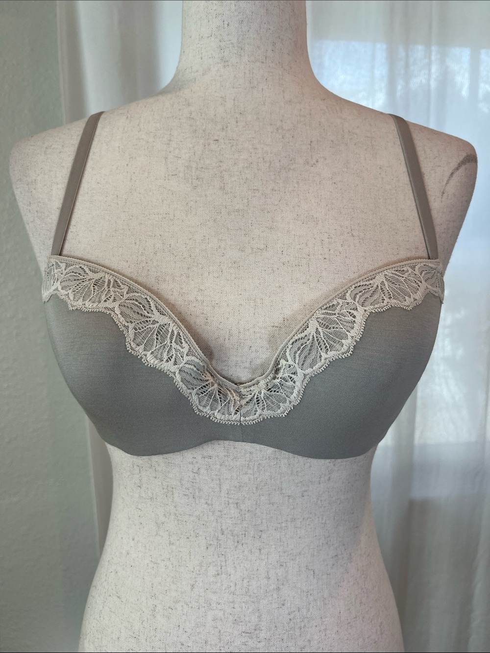 Yoshi Everyday Lace-Trim T-shirt Bra - Gray/Cream. 34B. NWT.
